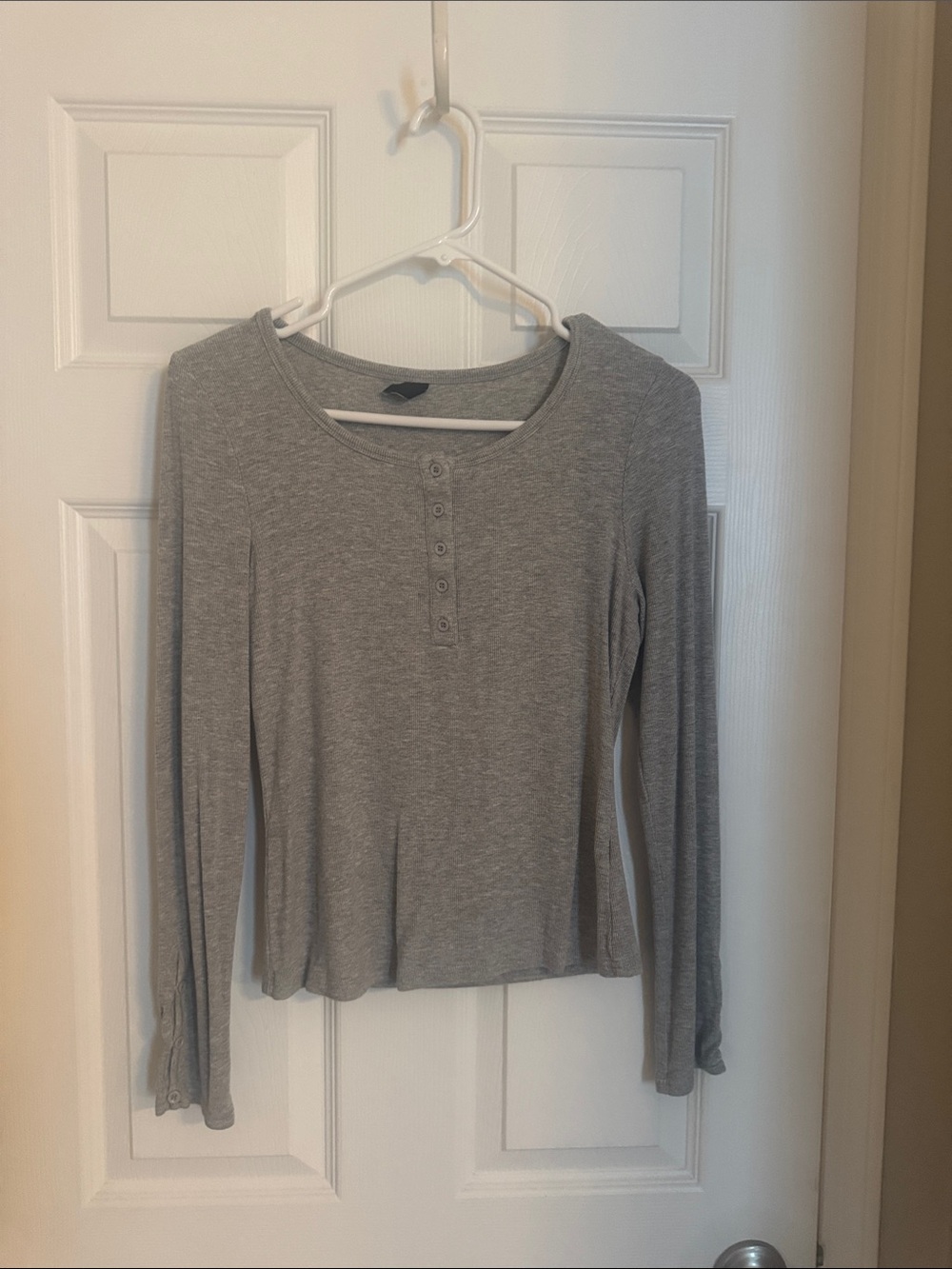Women's Gray Long-Sleeve Henley Tee